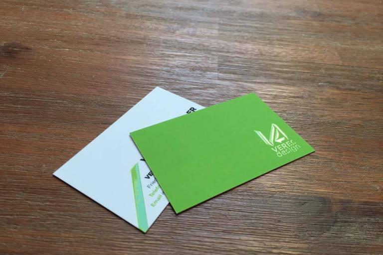 Visitenkarte mit partiellem Relieflack