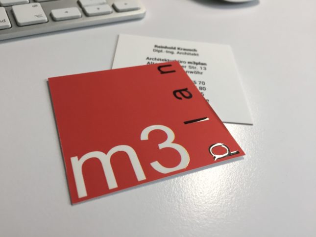 Quadratische Visitenkarte mit partiellem Lack