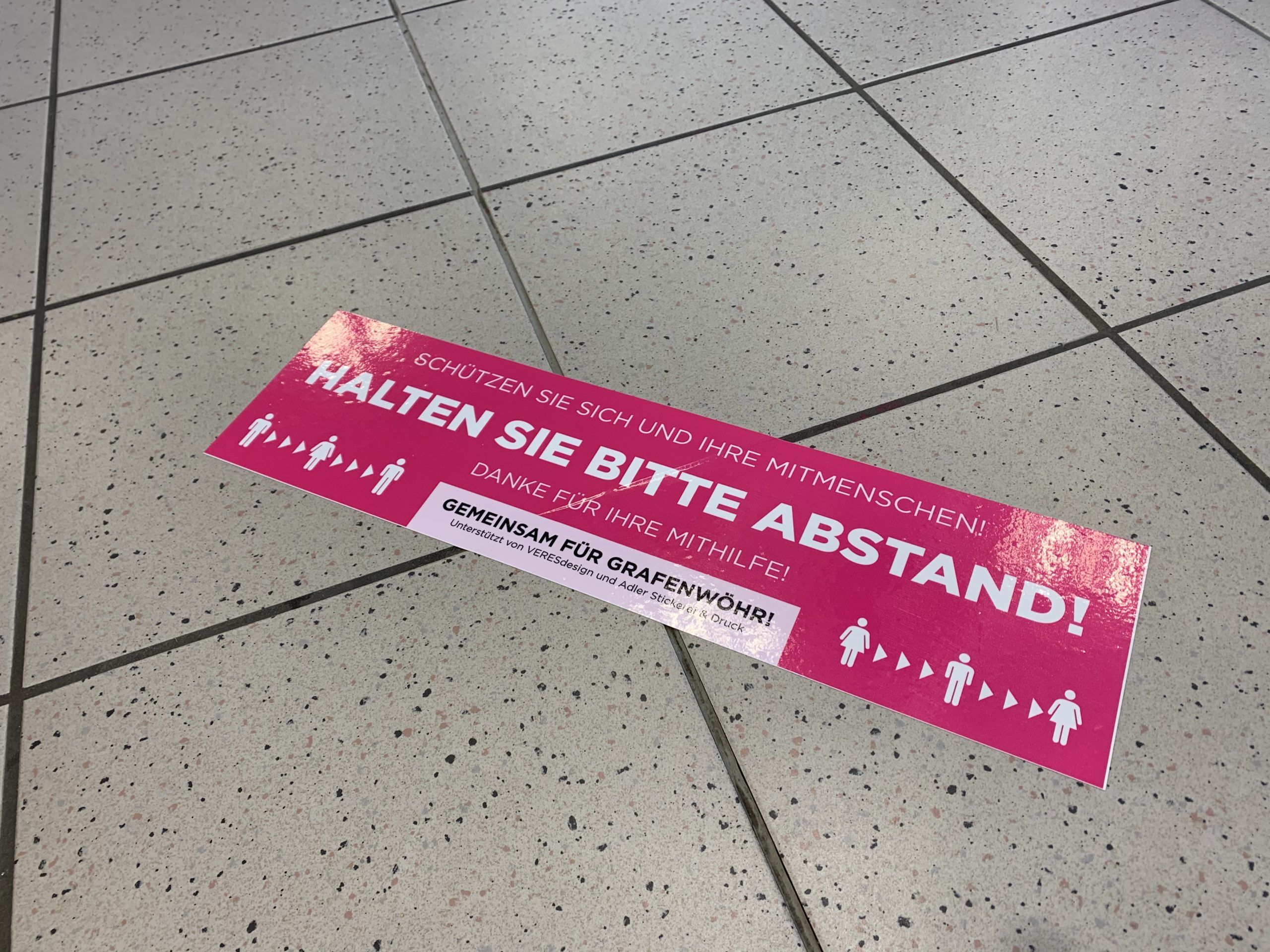 Zusammenhalten, Abstand halten Aufkleber Abstand halten