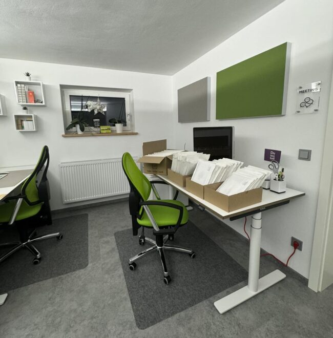 der voll bepackte Arbeitsplatz / Schreibtisch bei VERESdesign