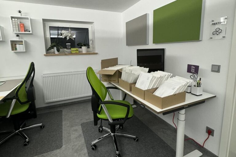 der voll bepackte Arbeitsplatz / Schreibtisch bei VERESdesign