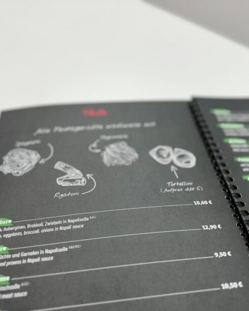Gestaltung einer Speisekarte mit Schiefer Hintergrund und Zeichnungen