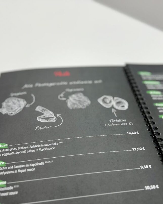 Gestaltung einer Speisekarte mit Schiefer Hintergrund und Zeichnungen