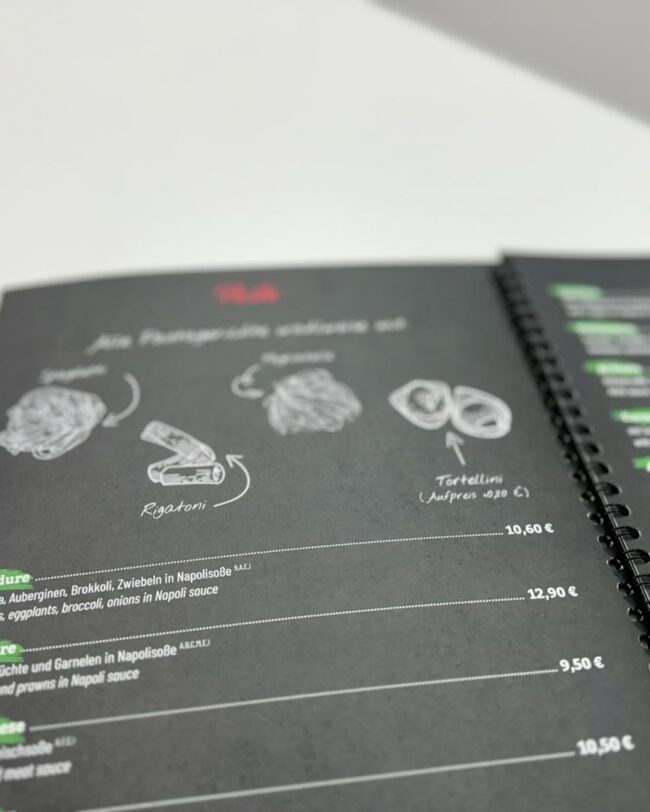 Gestaltung einer Speisekarte mit Schiefer Hintergrund und Zeichnungen