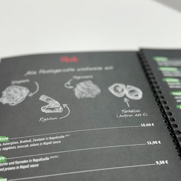 Gestaltung einer Speisekarte mit Schiefer Hintergrund und Zeichnungen