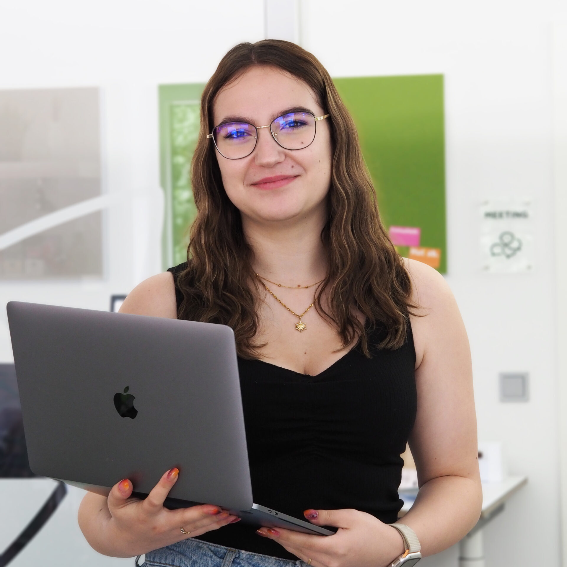Bild von Hanna Biersack im Büro der Werbeagentur VERESdesign