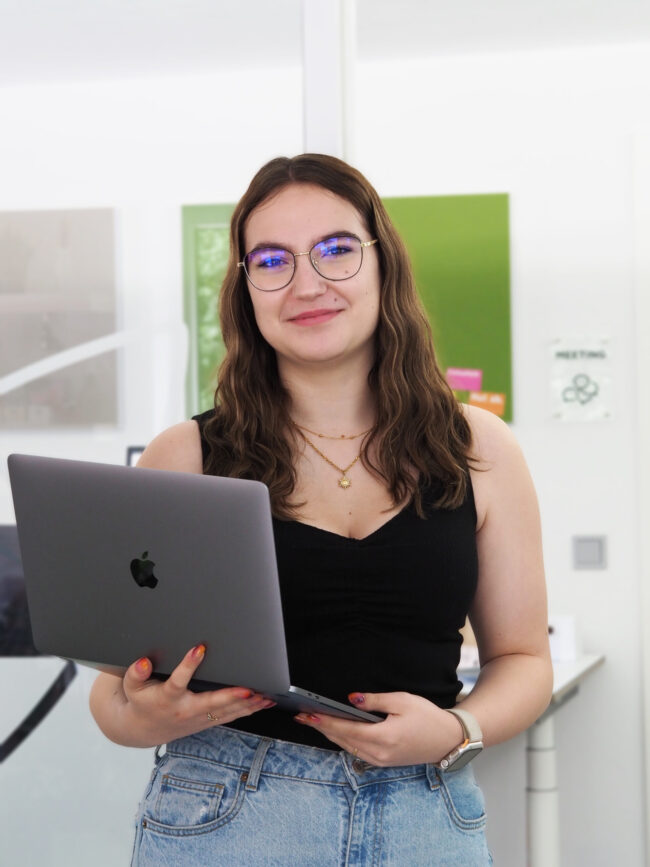 Bild von Hanna Biersack im Büro der Werbeagentur VERESdesign