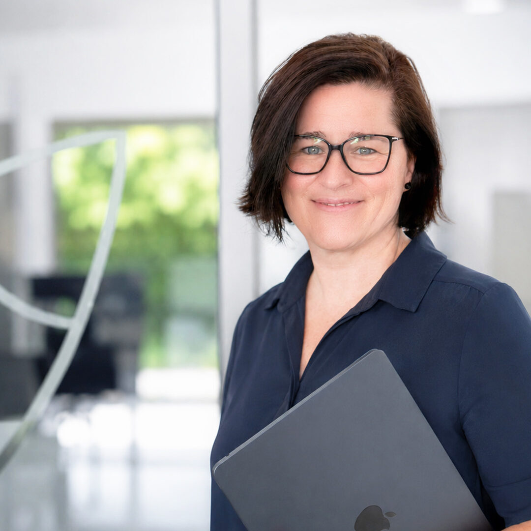 Bild von Verena Schuller-Ohla im Büro der Werbeagentur VERESdesign