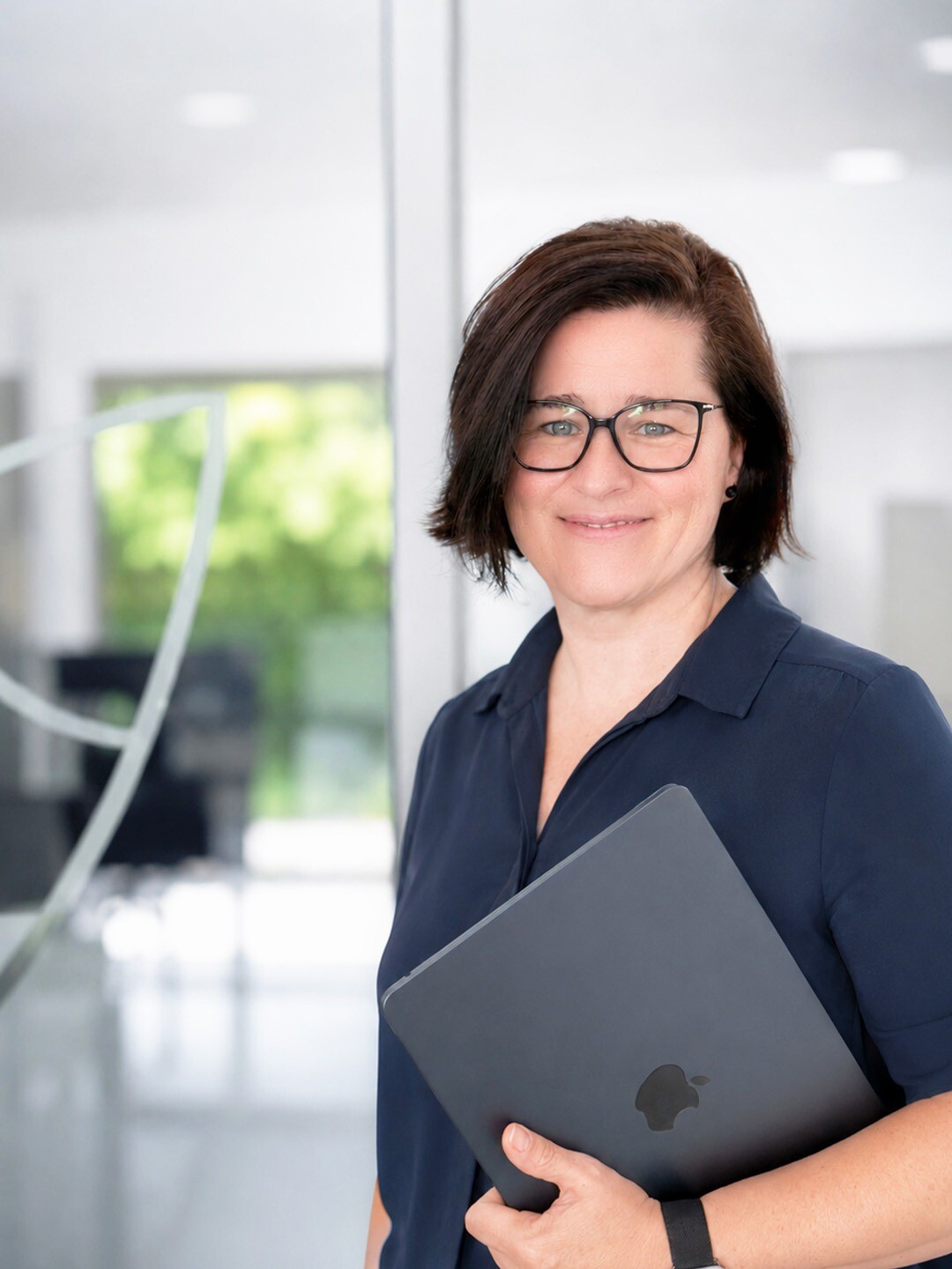 Bild von Verena Schuller-Ohla im Büro der Werbeagentur VERESdesign