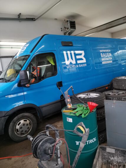 Iveco, Bus, beklebt, Baufirma