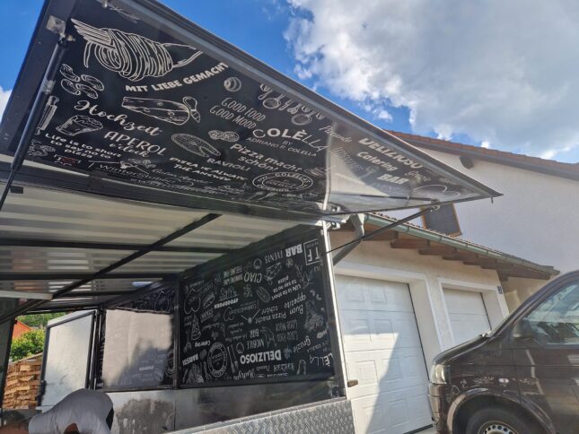 neu beklebter Food Truck für Colellas Catering