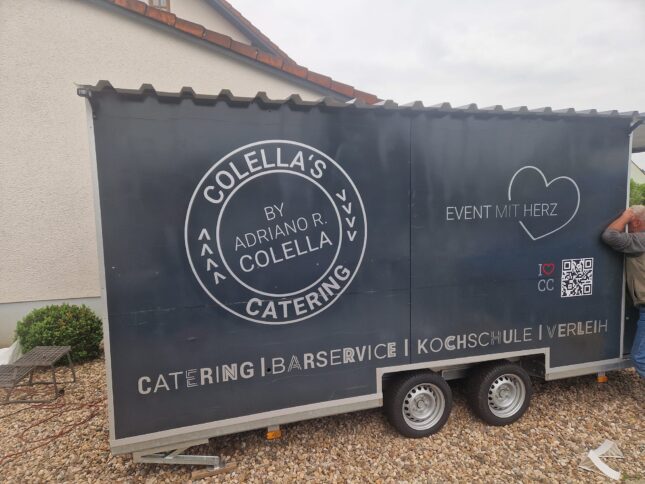 neu beklebter Food Truck für Colellas Catering