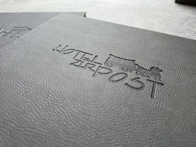 Speisekarte mit Ledereinband und Blindprägung