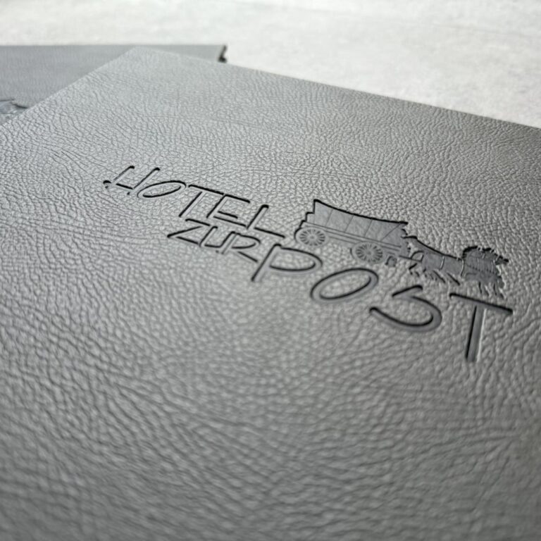 Speisekarte mit Ledereinband und Blindprägung