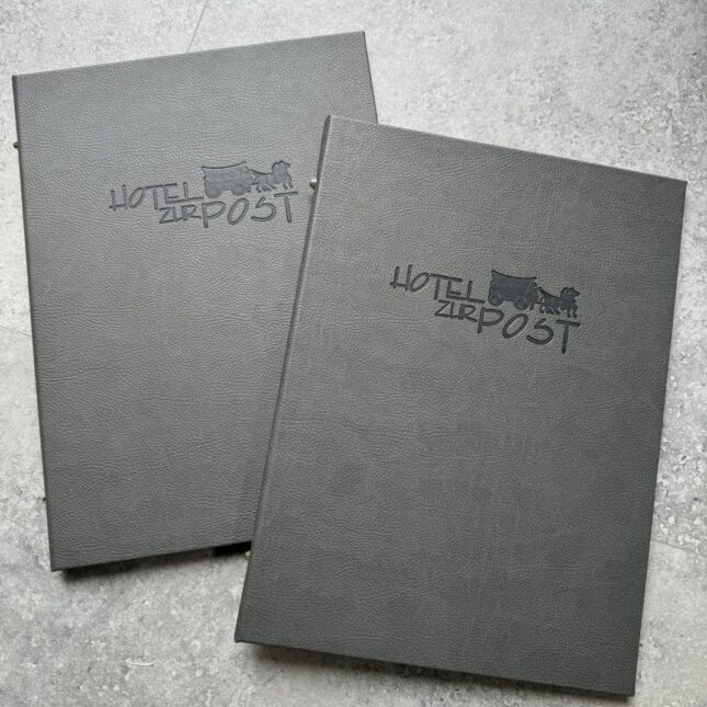 Speisekarte mit Ledereinband und Blindprägung