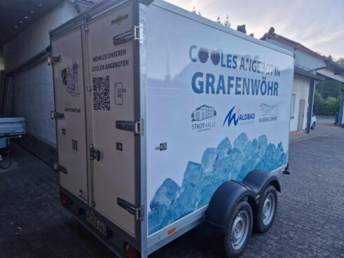 Kühlwagen der Stadt Grafenwöhr mit Werbung für städtische Angebote, einschließlich eines QR-Codes und Logos der Stadthalle, des Waldbads und der Naturbühne Schönberg