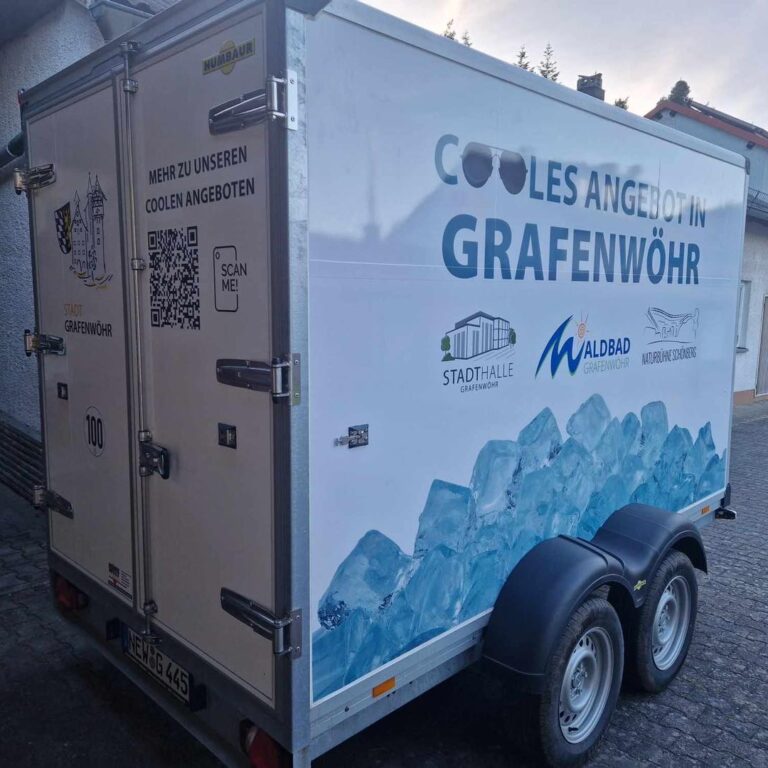 Kühlwagen der Stadt Grafenwöhr mit Werbung für städtische Angebote, einschließlich eines QR-Codes und Logos der Stadthalle, des Waldbads und der Naturbühne Schönberg