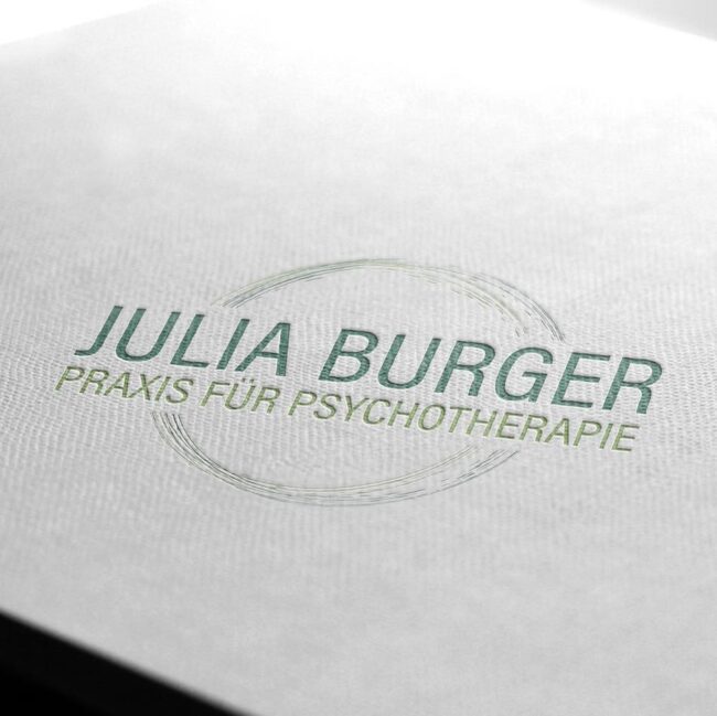 Logo der Praxis für Psychotherapie von Julia Burger mit modernem Design, bestehend aus grüner Schrift und einem kreisförmigen Element, das Ganzheit und Kontinuität symbolisiert