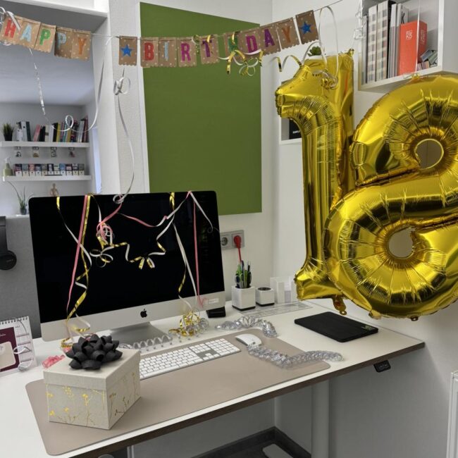 Überraschung am Schreibtisch zum 18. Geburtstag unserer Auszubildenden Hanna