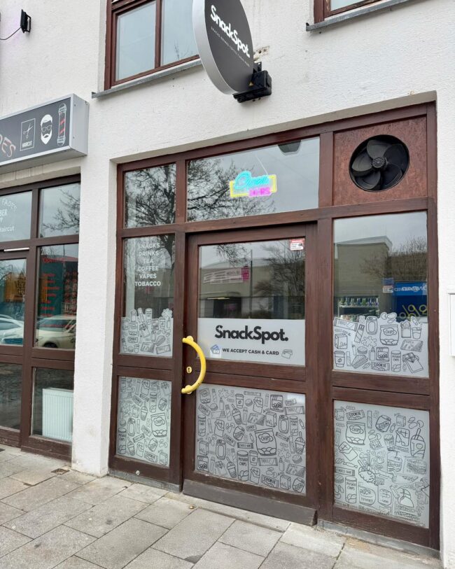 Kreative Schaufensterbeklebung für den SnackSpot in Grafenwöhr