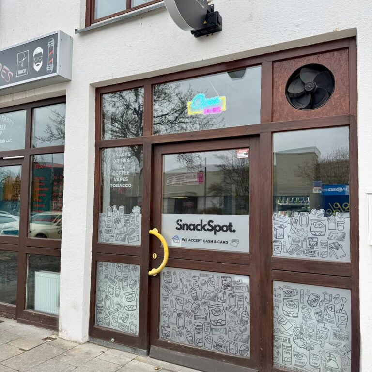Kreative Schaufensterbeklebung für den SnackSpot in Grafenwöhr