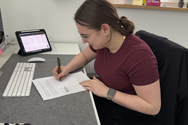 Hanna Biersack bei der Unterschrift Ihres Abeitsvertrags nach der Ausbildung bei VERESdesign