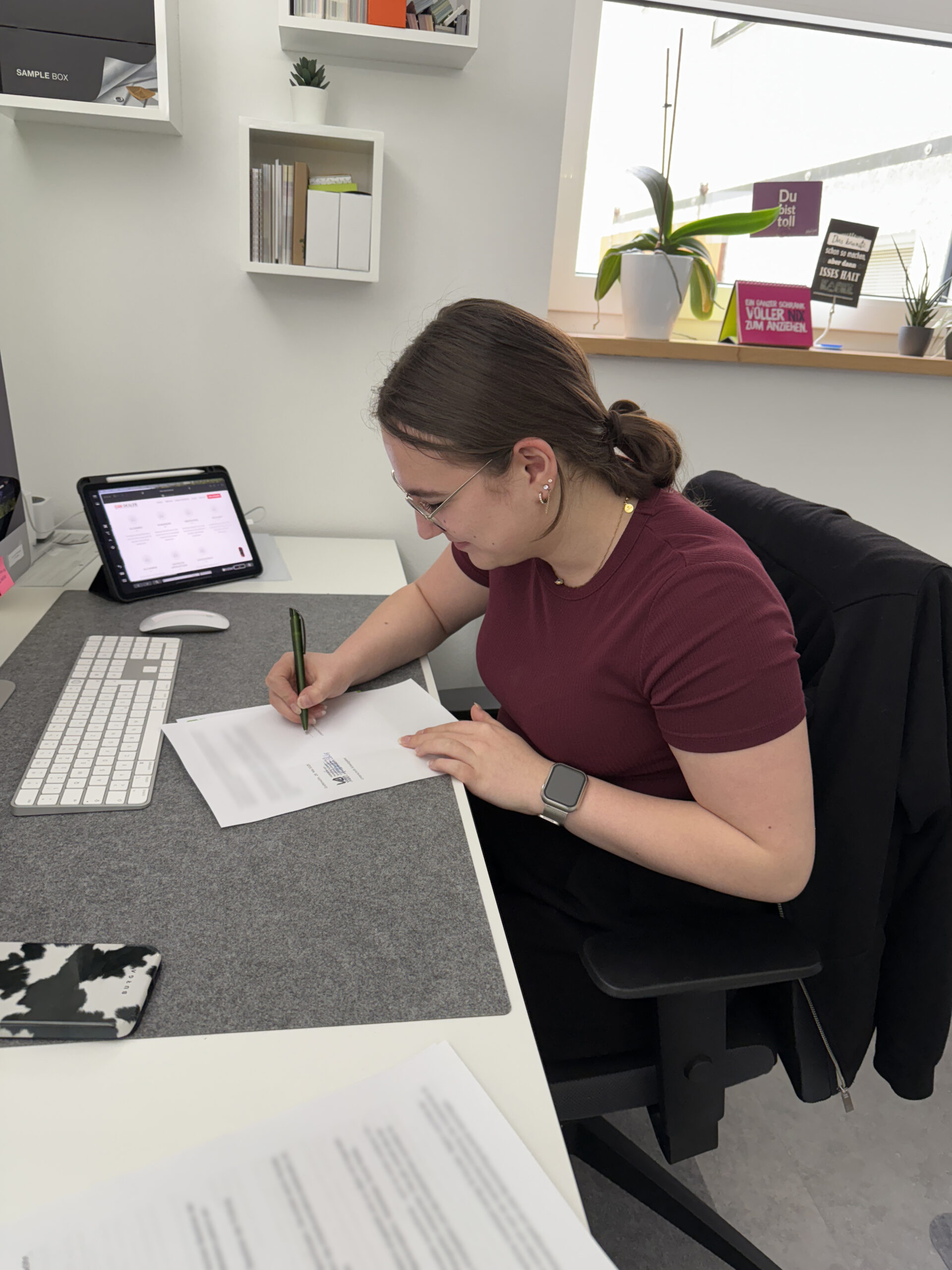 Hanna Biersack bei der Unterschrift Ihres Abeitsvertrags nach der Ausbildung bei VERESdesign