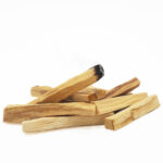10 Palo Santo Sticks, handgefertigt in Peru, eines davon angezündet