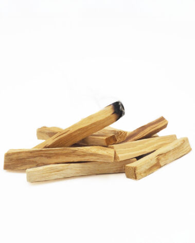 10 Palo Santo Sticks, handgefertigt in Peru, eines davon angezündet