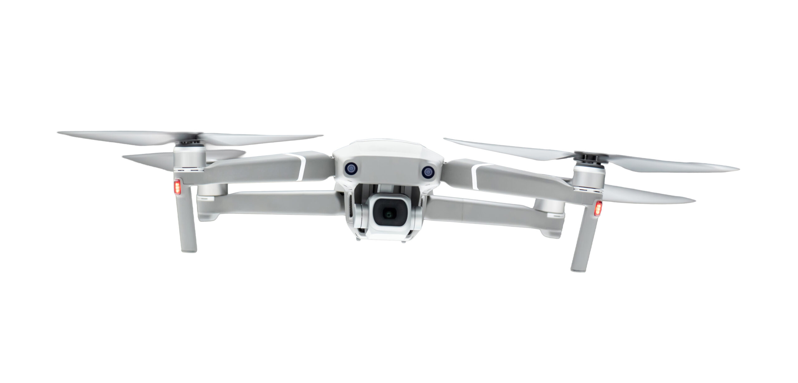 Weiße Drohne mit integrierter Kamera und vier Rotoren in Frontansicht vor hellem Hintergrund. An den Armen sind rote Positionslichter sichtbar.