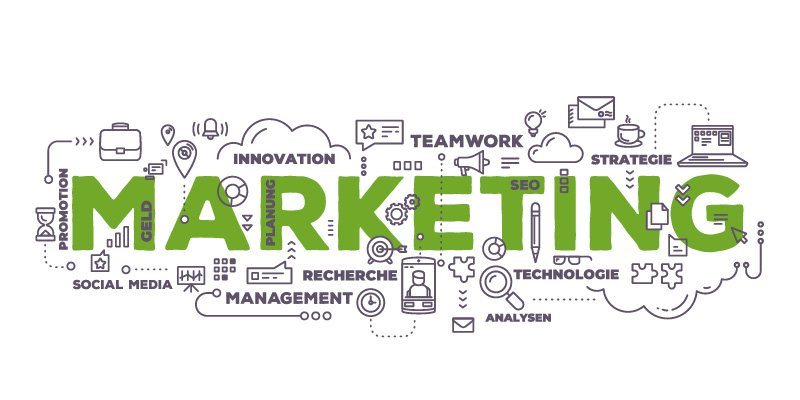 Konzeptentwicklung mit visuellen Ideen Schreibtisch mit ausgedruckten Illustrationen von Glühbirnen-Symbolen in verschiedenen Designs. Daneben liegen Notizzettel, Skizzen, Stifte und Planungsunterlagen – typische Materialien aus einem kreativen Ideenprozess.