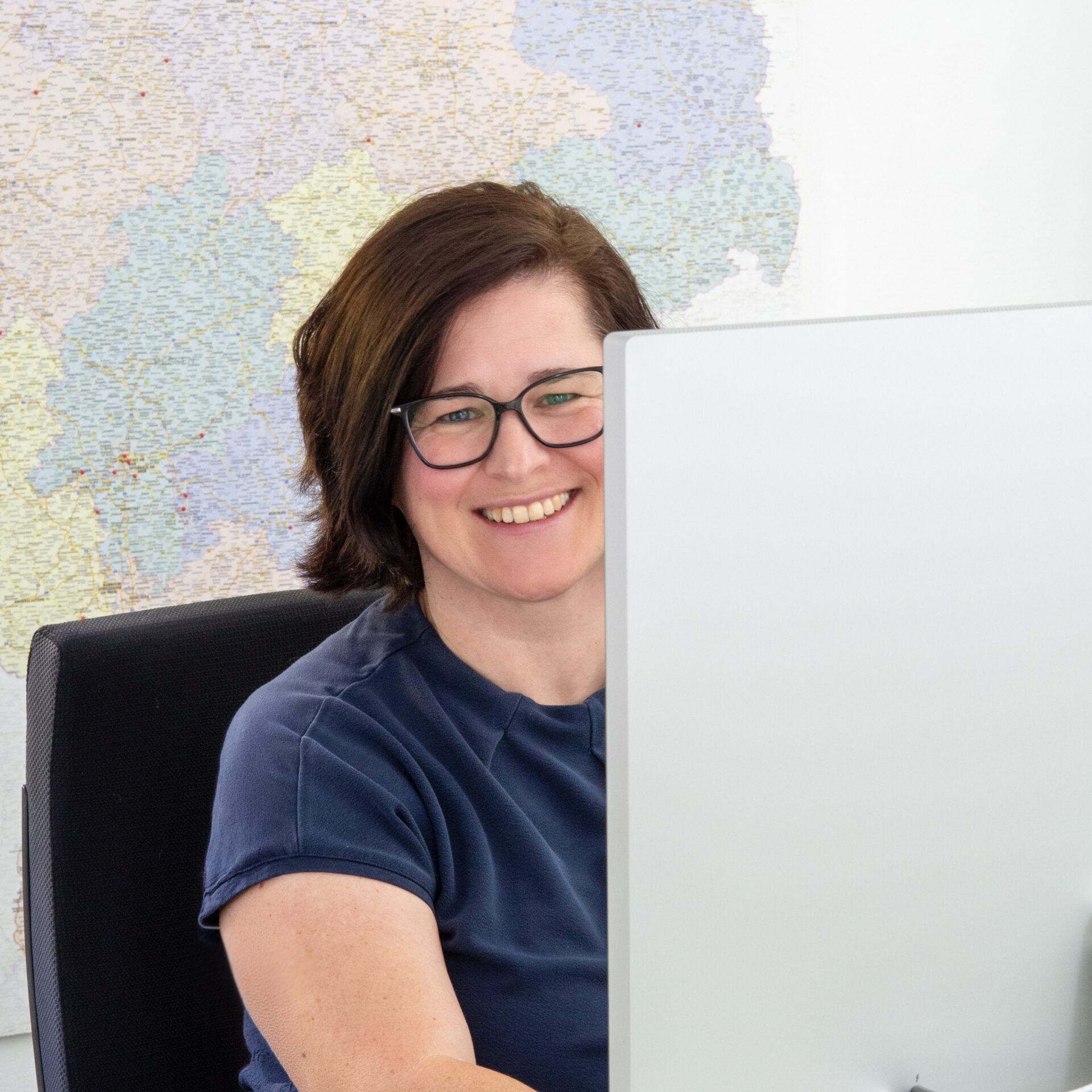 Bild von Verena Schuller-Ohla im Büro der Werbeagentur VERESdesign